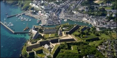 De quelle île, au large de Quibéron, Le Palais est-il le chef-lieu ?
