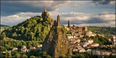 Comment se complète le nom de la ville du Puy, sans doute l'un des plus beaux sites du massif Central ?
