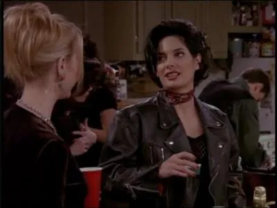 Alex Meneses, vue dans 'Les Pierrafeu  Rock Vegas' et dans 'NCIS : enqutes spciales', joue une des soeurs de Joey. Laquelle ?