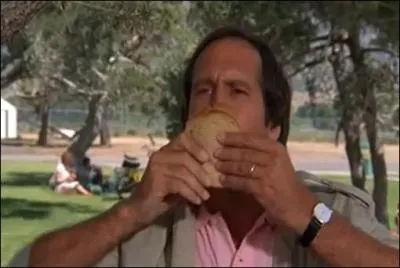 Dans quel film Chevy Chase danse-t-il avec un sandwich avant de l'embrasser goulment ?