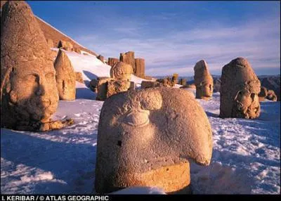Dans quel pays se trouve cette montagne avec des statues remarquables ?