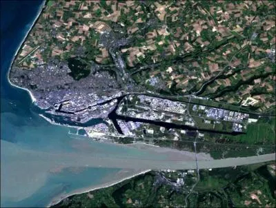 Sur la rive droite de l'estuaire de la Seine, elle est baigne par la Manche  l'ouest. Ville portuaire de Haute-Normandie, c'est ...