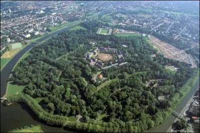 C'est la 'Capitale des Flandres', clbre pour sa Braderie qui se droule chaque anne en septembre, pendant laquelle plus de 500 tonnes de moules sont consommes. Il s'agit de ...