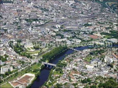 La cathdrale St. Etienne et la gare des Bndictins font partie des nombreux monuments de cette ville des contreforts ouest du Massif central. Clbre pour sa production de porcelaine. C'est :