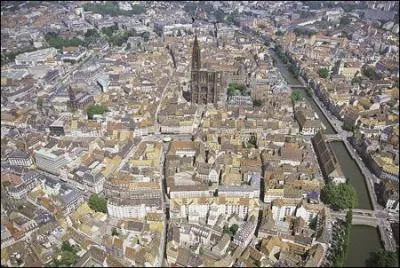 Traverse par l'Ill et borde par le Rhin qui la spare de l'Allemagne, cette ville est l'Argentoratum romaine. Il s'agit de ...