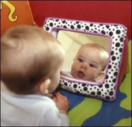 A 4 mois, un bb peut se reconnatre dans un miroir :