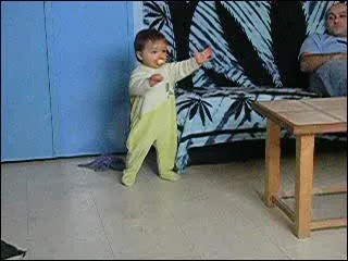 En gnral un bb marche entre :