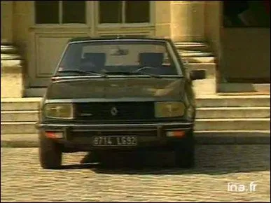 Le jour o son mari est devenu Premier ministre, dans quelle voiture la femme de Laurent Fabius est-elle venue le rejoindre ?