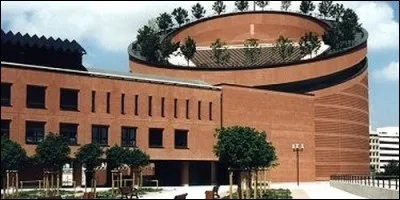 Quelle banlieue de Paris a eu sa cathédrale en 1995 ?