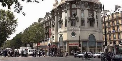 Jusqu'à sa liquidation, quel était le magasin favori des commères parisiennes ?