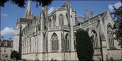 Dans quelle ville attachée Saint-Corentin, peut-on faire de jolies promenades le long de l'Odet ?