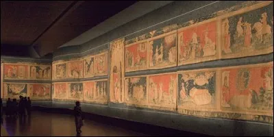 Dans quelle ville française peut-on voir la célèbre tenture de l'Apocalyse ?