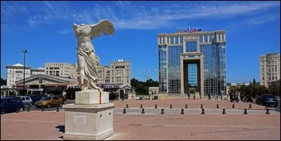 Quel est le nom, cher à Jean Anouilh, donné à un quartier de Montpellier, conçu par Ricardo Boffill ?