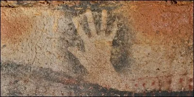 Quelle grotte célèbre se trouve près de Saint-Cirq-Lapopie dans le Lot ?