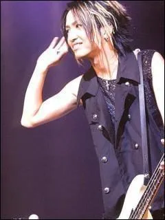 Quel est le nom du bassiste ?