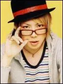 Quel est le nom du chanteur ?