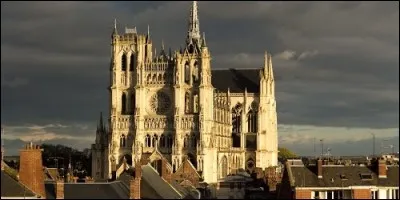 Quelle ville de la Somme est célèbre pour sa cathédrale mais aussi ses hortillonages ?