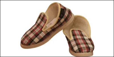 Dans quelle ville sont nées les charentaises, des chutes de la production de feutres de laine pour la Marine ?