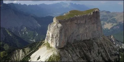 A quel massif appartient le mont Aiguille, culminant à 2 087 m ?