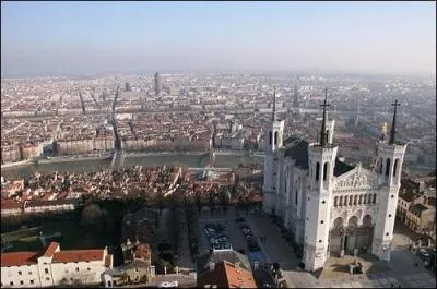 Au confluent du Rhne et de la Sane, Notre-Dame-de-Fourvire et le parc de la Tte d'Or sont des lieux touristiques de cette ville o est n Guignol, au dbut du XIXe sicle. C'est :
