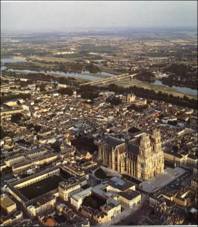 C'est la prfecture de la rgion Centre. Baigne par la Loire, c'est la ville dlivre par Jeanne d'Arc en 1429. Le Cotignac en est la spcialit sucre. Il s'agit de :