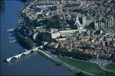 Le palais des Papes et le pont Saint-Bnzet ont fait la renomme de cette ville o se droule chaque anne un Festival de thtre cr en 1947. Vous l'avez reconnue, c'est :