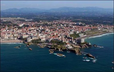 Sur la cte Atlantique, c'est le rendez-vous des surfeurs. Villgiature apprcie de l'impratrice Eugnie, elle fut trs  la mode au XIXe sicle. Prs de la frontire espagnole