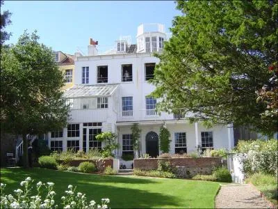 Quel grand homme du 19me sicle a vcu en exil  Guernesey ?