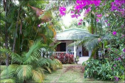 Quelle le s'appelait autrefois l'le Bourbon, en hommage  la dynastie royale franaise ?