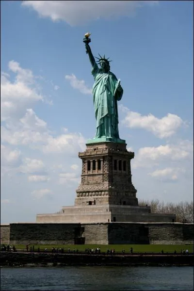 Parmi ces hauts lieux new-yorkais, lequel ne se trouve pas sur l'le de Manhattan ?