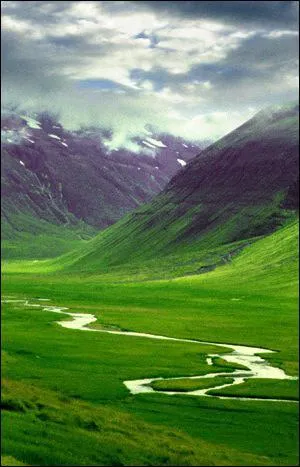 Combien d'habitants compte l'Islande ?