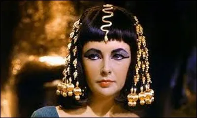 Dans le film ''Cléopâtre'' de 1943 avec Richard Burton et Elizabeth Taylor, Jules César, joué par Rex Harrison, demande de surveiller quelque chose qui n'existe pas encore en Égypte ! C'est :