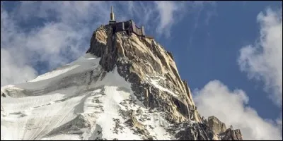 A quelle aiguille, haute de 3 845 m, mène un téléphérique partant de Chamonix ?