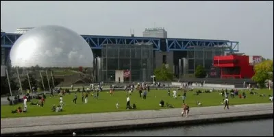 De quelle couleur sont les "Folies" de Bernard Tschumi, dans le parc de la Villette ?