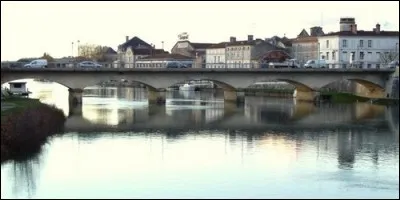 Dans quelle cité charentaise, certaines fenêtres ont valu jusqu'à 20 000 francs le 11 janvier 1996 ?