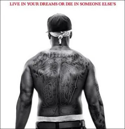 Comme le tatouage sur son dos l'indique, c'est bel et bien 50 Cent qui tient l'affiche de ce film.
