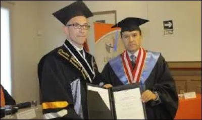 Pour marquer son respect à un personnage important lors de sa visite, une université peut lui attribuer le titre de ''Docteur -------------'' .