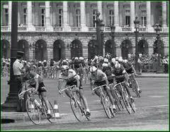 En 1975, quel coureur triomphe sur les Champs-Elyses pour la 1re fois ?