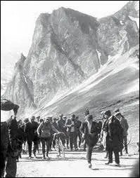 Quelle montagne est franchie par les participants pour la 1re fois en 1910 ?