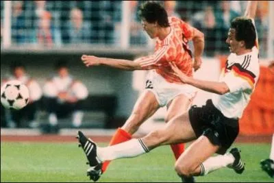 Allemagne-Hollande, c'est une rivalit qui dpasse le strict cadre sportif. Alors, quand les Oranje battent la Manschaft chez elle en ½ finale de l'euro 88, c'est inoubliable. O a eu lieu ce match ?
