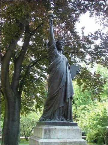 Cette statue de la Libert est  Paris au :