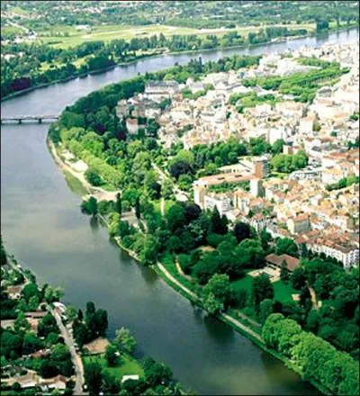 Sur l'Allier et dans le dpartement du mme nom, c'est une ville rpute pour son thermalisme. C'est Napolon qui fit amnager son Parc des sources. Vous tes  :