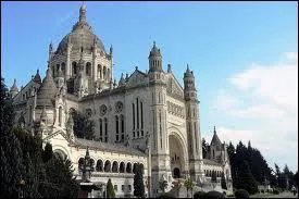 En Basse-Normandie cette capitale du pays d'Auge est la ville o Thrse Martin entra au carmel en 1888 et o elle est vnre comme sainte depuis 1925. C'est :