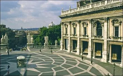 Sur quelle colline de Rome se trouve la place dont Michel-Ange a dessin les plans ?