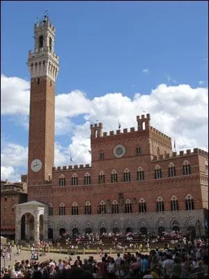 Quelle ville italienne organise depuis le Moyen-Age un concours entre les diffrents quartiers en l'honneur de la VIerge ?