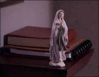 Qui est la sainte reprsente par la statue mise dans l'appartement de Dexter par Sonya ?
