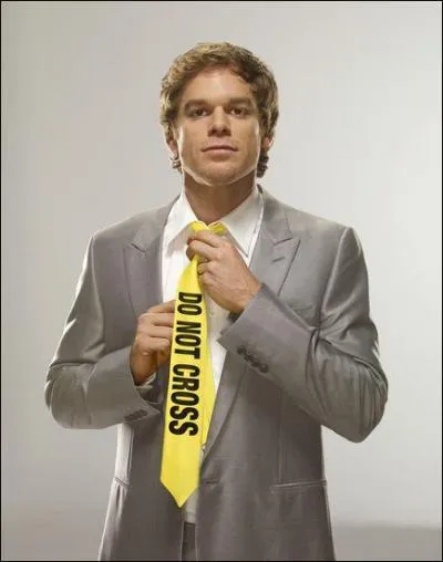 Dans le dernier pisode, qui menace Dexter avec son arme ?