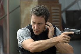 Pour quel raison le commandant MacGarett ce rend-t-il  Hawaii ?