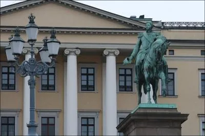 Qui a dcid de de faire teindre pendant une heure les lumires de trois de ses chteaux pour lutter contre le rchauffement climatique ?