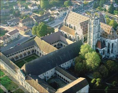En Rhne-Alpes cette ville est la prfecture de son dpartement. L'glise de Brou et le monastre royal font partie de son patrimoine religieux et sa volaille en AOC a fait sa renomme. C'est :